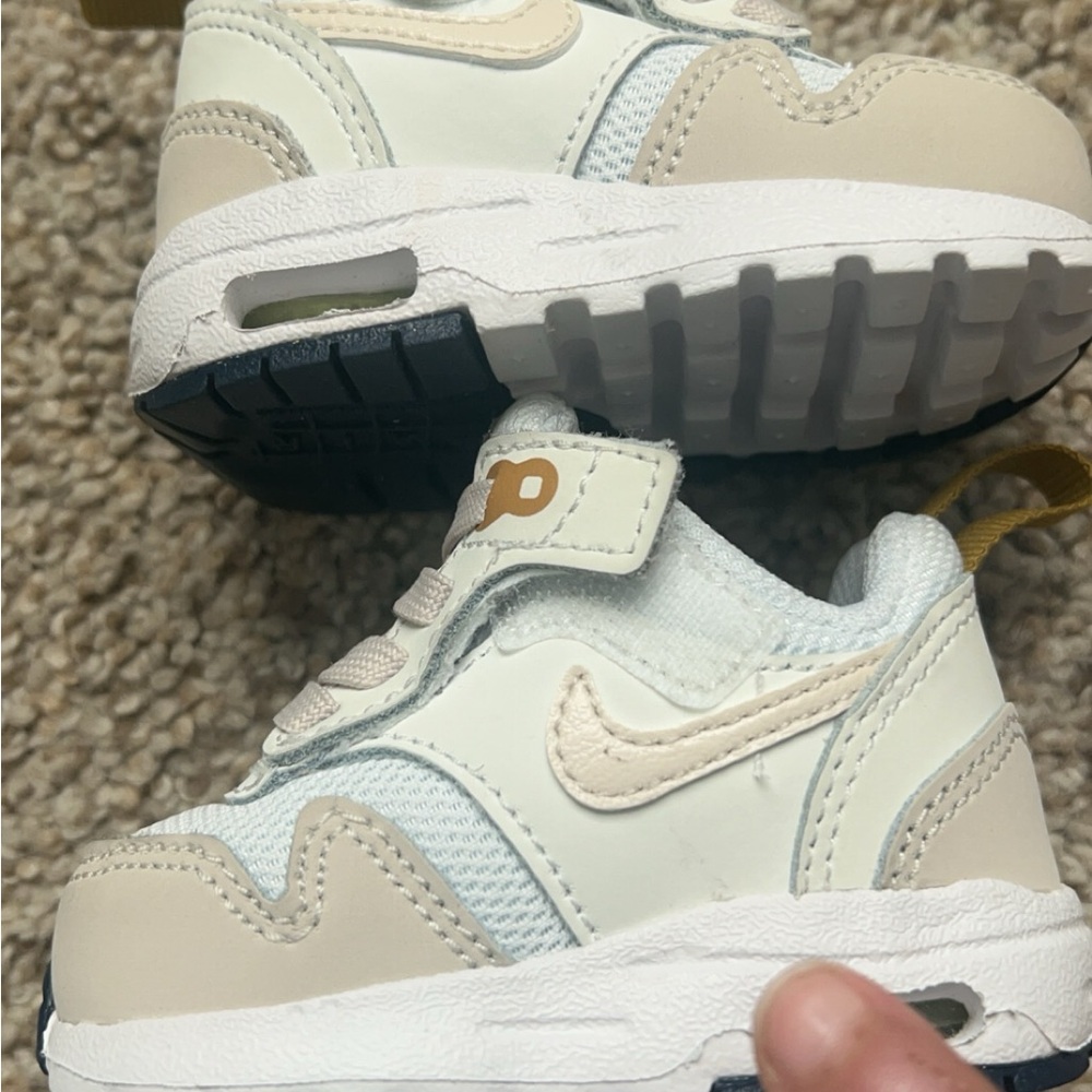Nike air max 90 easy on 2C shoes. Wore by non walker and comes with box.